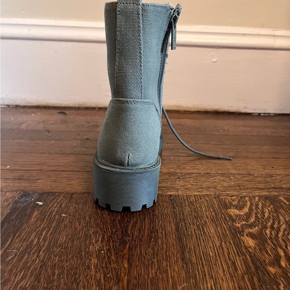 Women’s size 8 Guess Combat Boot - Picture 3 of 4